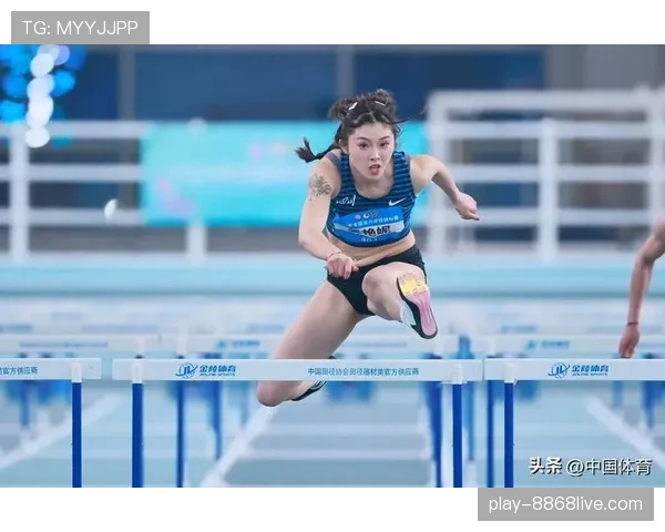 吴艳妮赛前涂指甲油的画面被拍到，这姐是真把田径场当秀场了？